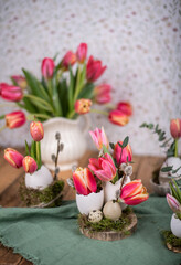 Obraz na płótnie Canvas Osterdeko mit frischen Blumen, Tulpen zu Ostern
