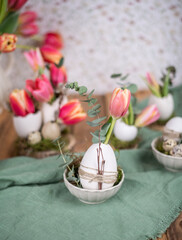 Osterdeko mit frischen Blumen, Tulpen zu Ostern