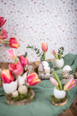 Osterdeko mit frischen Blumen, Tulpen zu Ostern