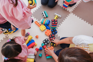 ブロックで遊ぶ子どもたち