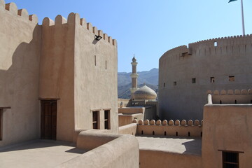 Blick vom Fort in Nizwa auf die Moschee	 mit dem Minarett