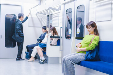 電車移動をする妊婦