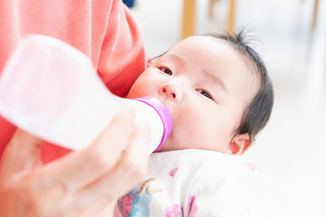 哺乳瓶でミルクを飲む赤ちゃん