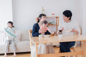 子どもたちと食卓を囲むファミリー