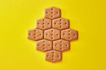 We lay out the background from hexagonal cookies. A tasty and sweet snack.