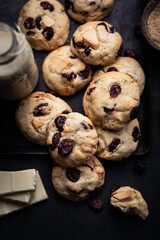 Cookies en gros plan fait maison au chocolat blanc et cranberries