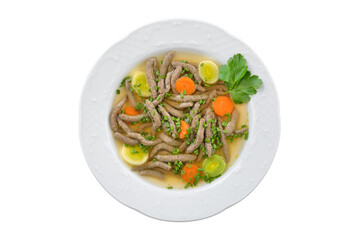 Kräftige Rinderbrühe mit Leberspätzle im Teller  isoliert auf weißem Hintergrund – Bavarian, Swabian and Austrian dish, liver spaetzle  in a beef broth on white background