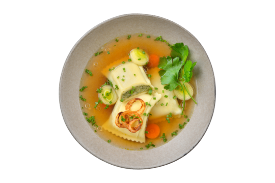 Kräftige Maultaschensuppe mit Röstzwiebeln im Keramikteller isoliert auf weißem Hintergrund – Soup with Swabian ravioli topped with roasted onion rings and served in a ceramic bowl on white background