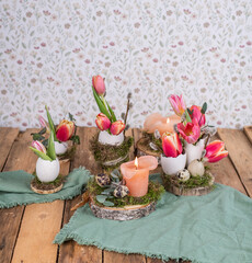 Osterdeko mit frischen Blumen, Tulpen zu Ostern