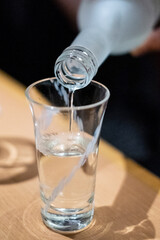 日本酒をそそぐ