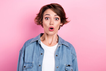 Obraz na płótnie Canvas Photo portrait of surprised open mouth speechless unexpected reaction shocked girl wear stylish denim blazer isolated on pink color background