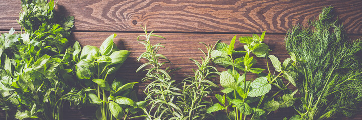 Fresh herbs on an old wooden table © Leszek Czerwonka