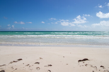 Fototapeta na wymiar beautiful white sand beach and turquoise water in the Bahamas