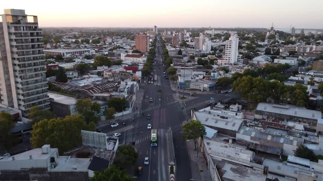Toma aerea del cruce de avenidas de la zona norte de Rosario, Argentina, un atardecer de un d&iacute;a de verano con plano ascendente