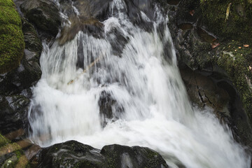 Obraz premium Cascading waterfall in the mountains