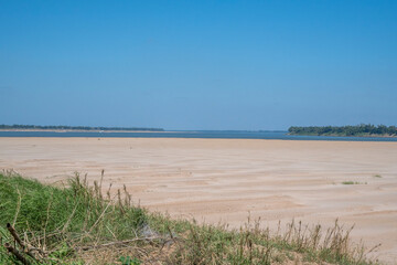 Fototapeta na wymiar Banc de sable le long du Mékong, Kratie, Cambodge