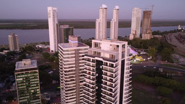 Torres en &aacute;rea central costera de la ciudad de Rosario, Argentina