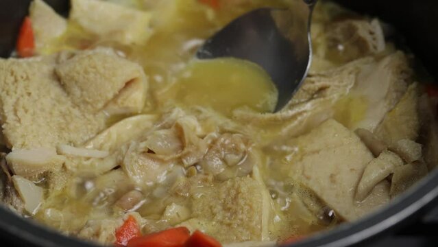 tripes, en gros plan,  en cuisson dans une casserole
