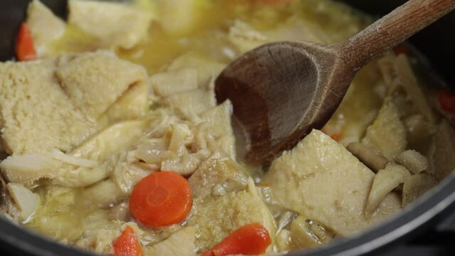 tripes, en gros plan,  en cuisson dans une casserole