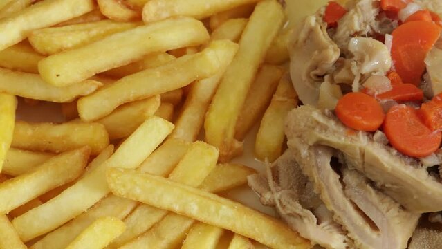 assiette de tripes et frites en gros plan