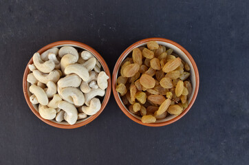 A close flatly picture of Cashew and Raisins in a bowl
