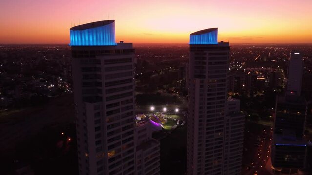Atardecer de verano con vista de torres en zona norte de Rosario, Argentina