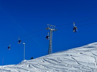 4pers. Gondola lift (monocable circulating ropeway) or 4er Gondelbahn (Ein-Seil-Umlaufbahn) Innerarosa-Tschuggen (Kulm) over the winter tourist resort of Arosa - Canton of Grisons, Switzerland