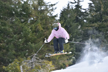 Obraz premium Extreme Winter Sports: Skier Takes on Gravity with Freestyle Skiing Skills. Skier Executes a Perfect Jump with Ease