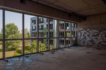 Fototapeta na wymiar Old abandoned unfinished glass hospital in the Croatian capital Zagreb