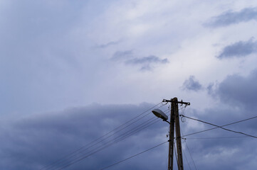 Słup energetyczny na tle nieba.