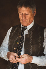 Älterer Herr mit Taschenuhr