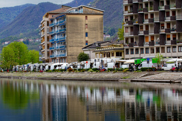 Marktstände in Omegna, Italien