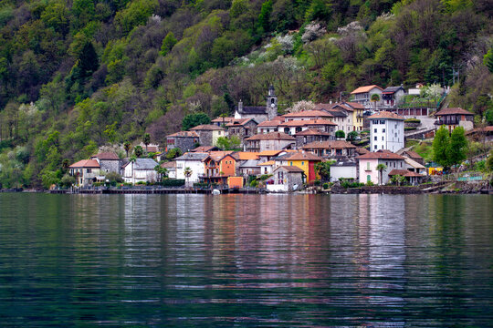 Das vertr&auml;umte St&auml;dtchen Ronco di Pella in Italien im Fr&uuml;hling