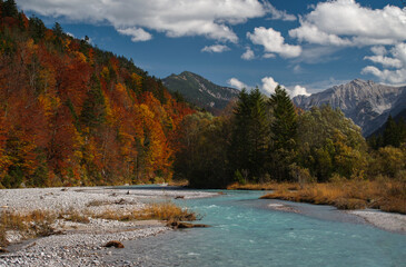 Herbststimmung am Gebirgsfluss Rißbach im Rißtal in den Tiroler Alpen mit Blick auf Kiesbänke im Bach und Bergen im Hintergrund 