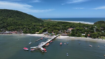 Obraz premium Aerial view of an island in the middle of the sea with a harbor