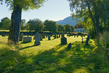 Blick über den Friedhof in Nordfjordeid Norwegen
