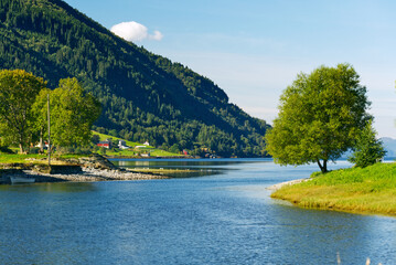 Flusslauf am Nordfjordeid in Norwegen - obrazy, fototapety, plakaty