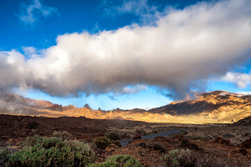 Karge Landschaft im Krater des Teide auf Teneriffa mit Blick auf den Roques de Garcia