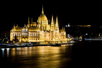 Fototapeta na wymiar Parlament and the Danube bank at night, Budapest, Hungary