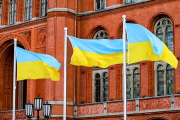Ukrainische Flaggen wehen vor dem Berliner Rathaus 