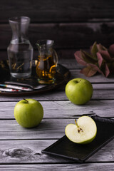 Manzanas verdes cortada, fondo de madera