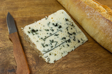 fromage roquefort, en gros plan, sur une table en bois