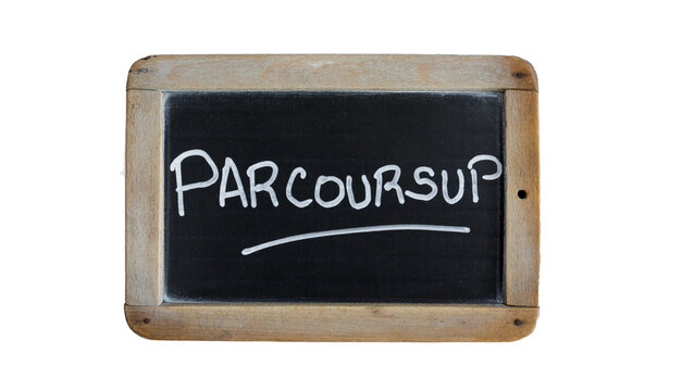 le mot "Parcoursup" &eacute;crit en fran&ccedil;ais sur une ardoise isol&eacute; sur un fond blanc