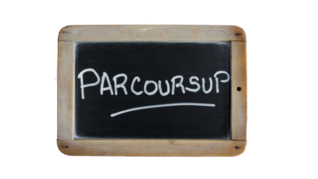 le mot "Parcoursup" écrit en français sur une ardoise isolé sur un fond blanc