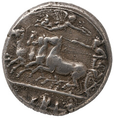 antike Münze: Quadriga, die fliegende Nike bekränzt den Wagenlenker, der die Pferde antreibt