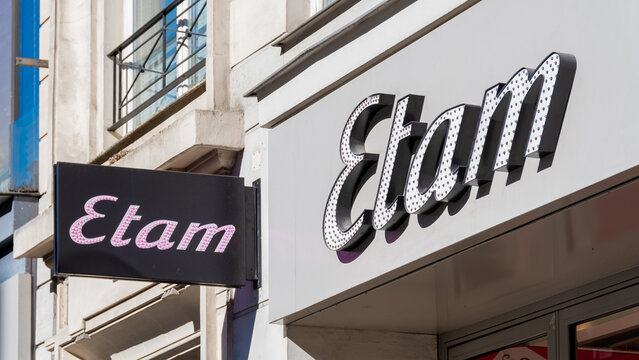 Paris, France - 27 f&eacute;vrier 2023: Enseigne commerciale d'une boutique Etam, entreprise fran&ccedil;aise sp&eacute;cialis&eacute;e dans l'habillement pour femmes et la lingerie &agrave; des prix abordables