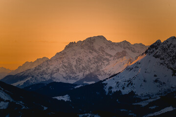 Fototapeta na wymiar Leuchtender Sonnenuntergang in den Bergen