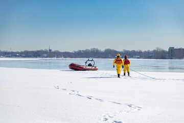 Pratique de sauvetage nautique sur une rivière