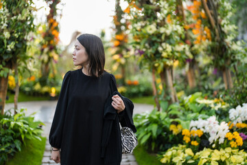 植物園にいる女性