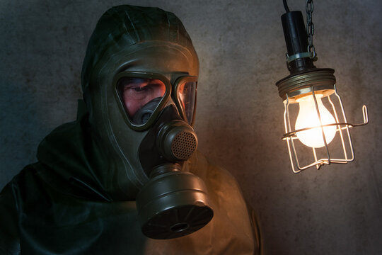 The fear is back. A man in his NBC protective suit sits in his basement and is afraid of a nuclear war. The Kremlin's threat of nuclear weapons works.